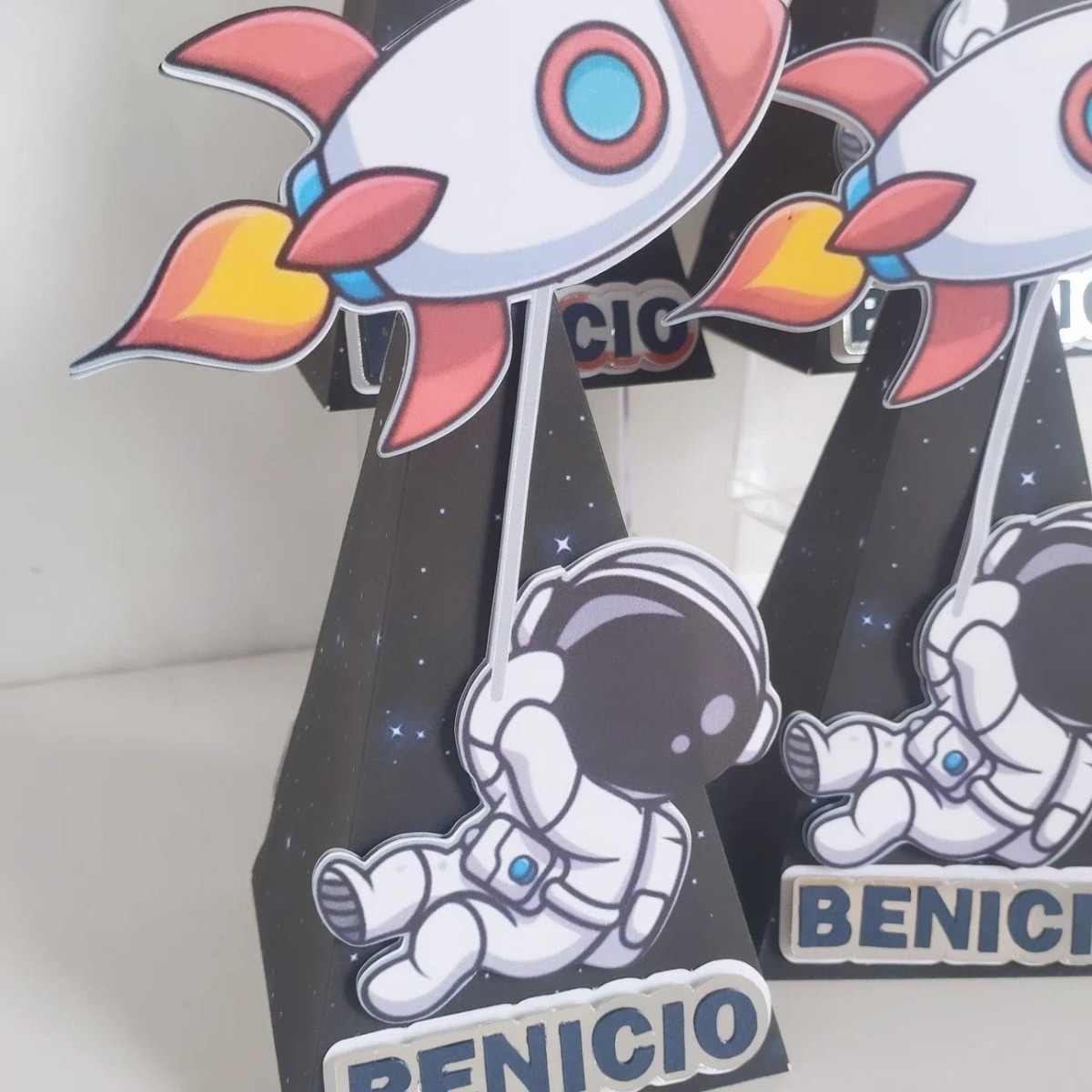 Kit 10 caixinhas Pirâmide Personalizada – Tema Astronauta - Image 2