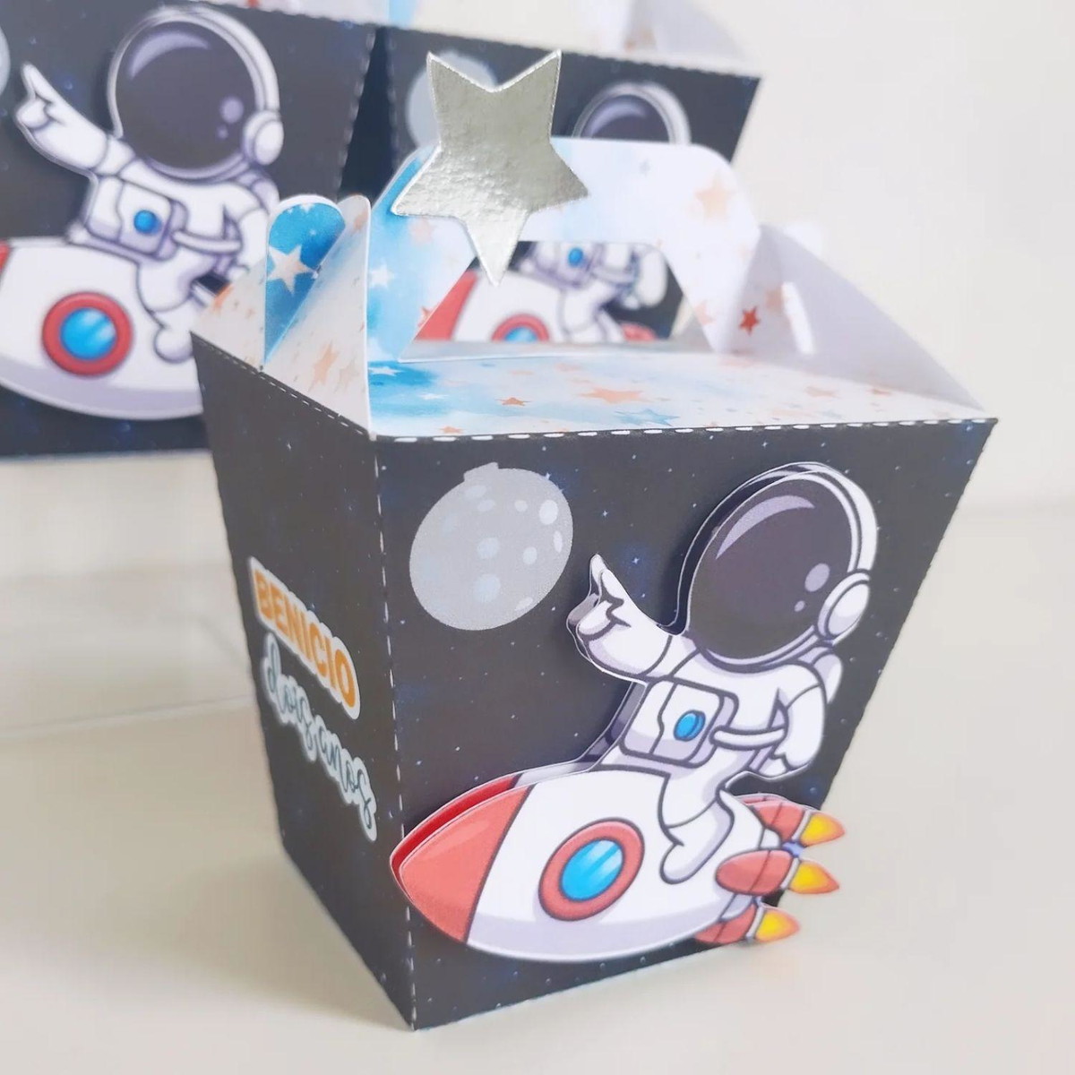 Kit 10 caixinhas Sushi com alça Personalizada – Tema Astronauta